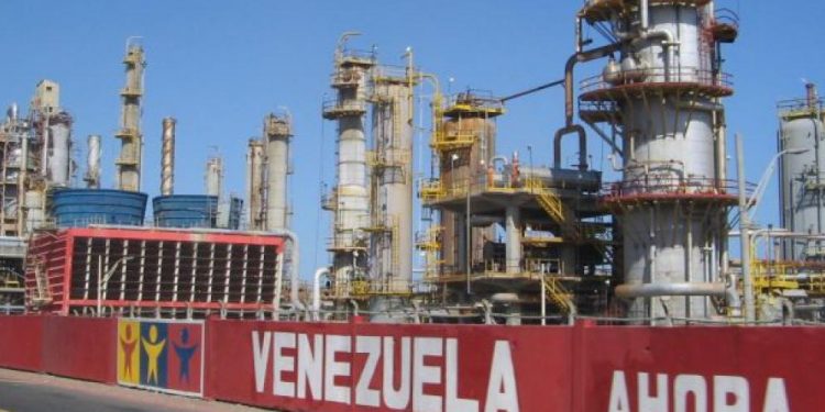 Venezuelas Second Largest Refinery Suspends Gasoline Production 